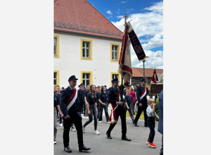Neue Vereinsfahne für Tremmersdorfer Feuerwehr