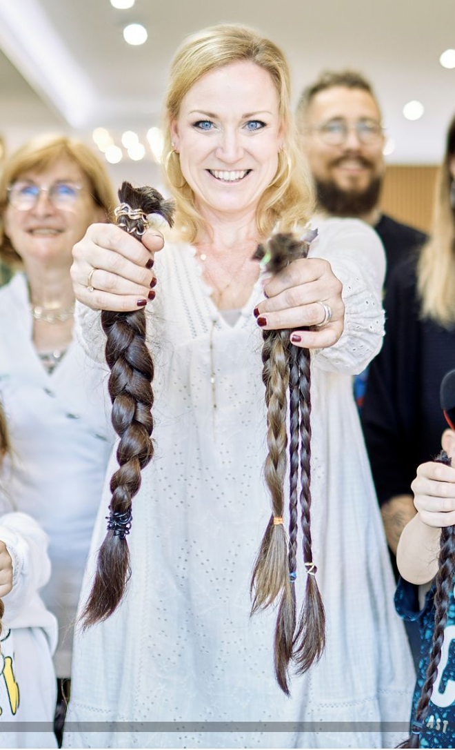 Haarspendehelden, verwandeln Haar & Geldspenden in Perücken für Kinder