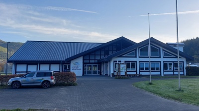 Erneuerung der Innendecke im Kur - und Bürgerhaus Saalhausen
