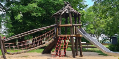 Ein neuer Rutschenturm für unseren Spielplatz