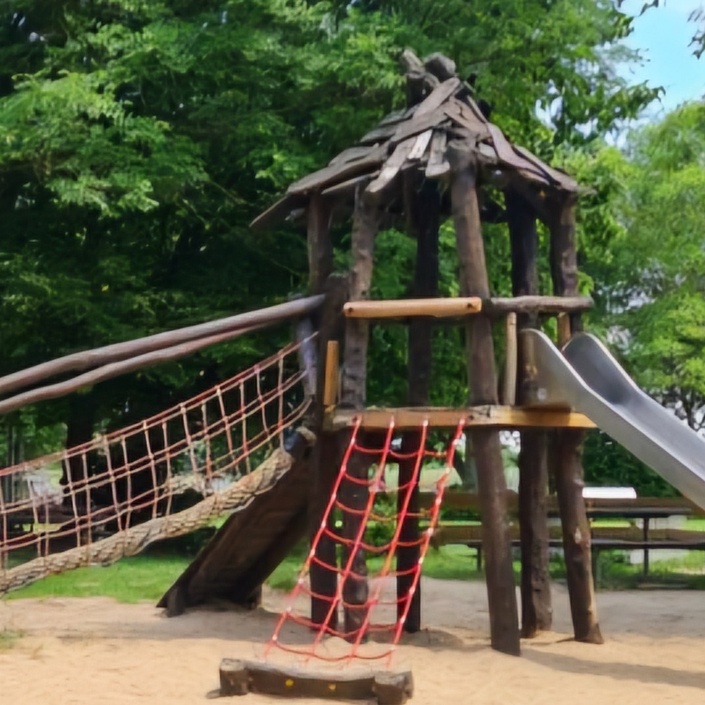 Ein neuer Rutschenturm für unseren Spielplatz