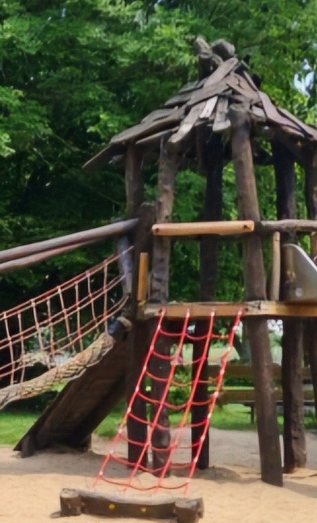 Ein neuer Rutschenturm für unseren Spielplatz