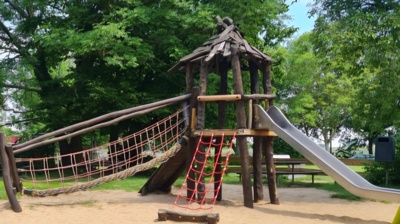 Ein neuer Rutschenturm für unseren Spielplatz