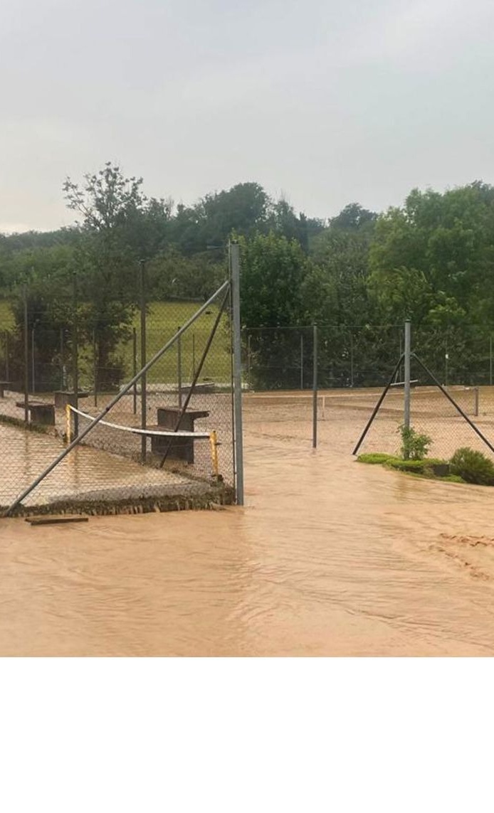 Hochwasserschutz und Wiederaufbau der Tennisplätze - Halle