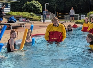 Damit alle Schwimmen lernen - Sommerschwimmkurse