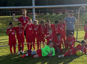 Neue Trainingsanzüge für die Jugend