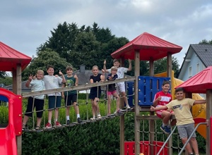 Fahrzeuge und Spielgeräte für den Schulhof der Grundschule Alftal