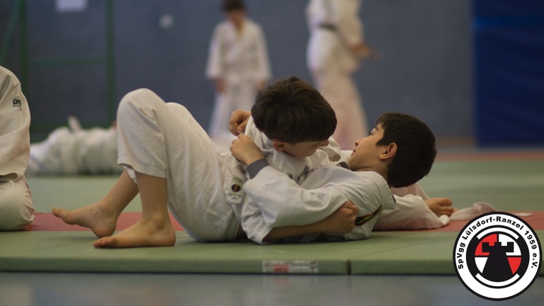 Neue Judomatten für die Judoka der LüRa