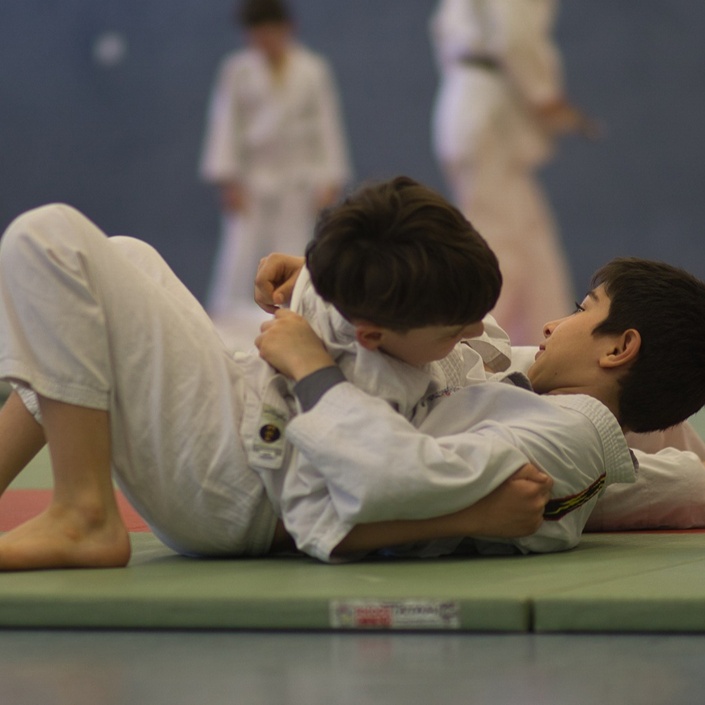 Neue Judomatten für die Judoka der LüRa