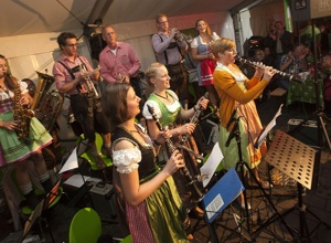 Neue Dirndl für die Mädels im Musikverein Hundsangen