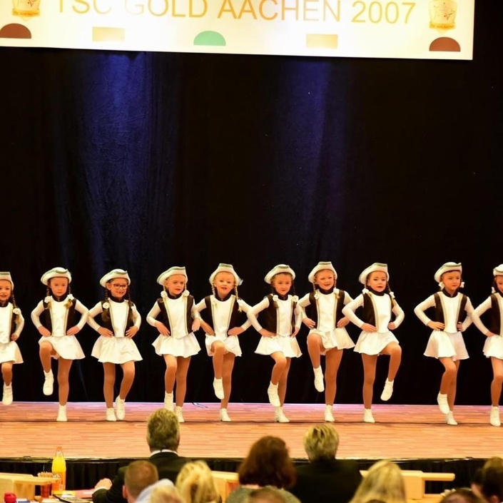 Neue Gardeuniformen für unsere Jugend und Junioren Tänzer/innen