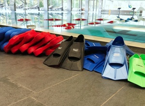 Schwimm-Trainingsgeräte und Geräteschrank
