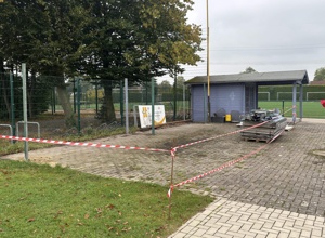 Technikhütte mit Unterstand