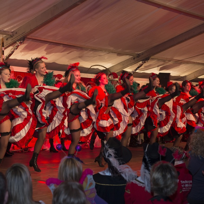 Neue Kostüm-Hüte für das VfL-Ballett