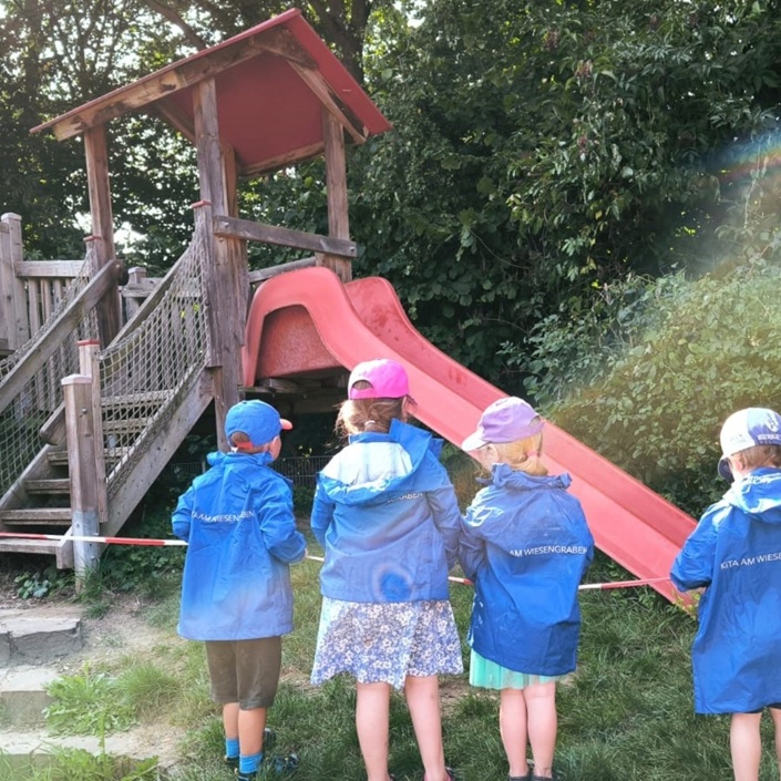 Kindergarten Wiesengraben: Klettergerüst und Rutsche