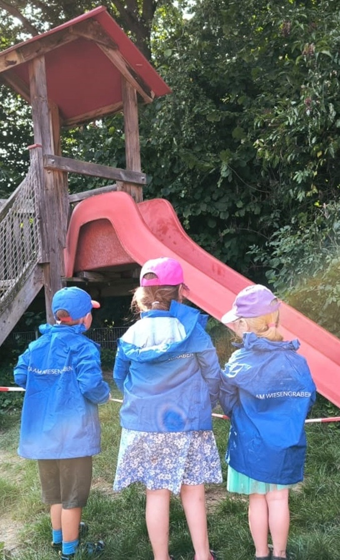 Kindergarten Wiesengraben: Klettergerüst und Rutsche
