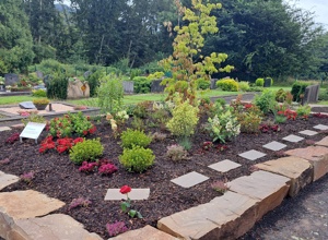 Sitzgruppe am Urnengarten auf dem Friedhof in Windeck-Rosbach
