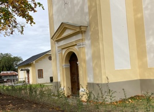 Neugestaltung Eingangsportal Hofmarkkirche Schönbrunn