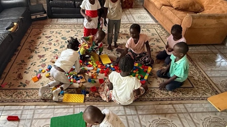 Sandspielplatz für Kinderoase in Gambia
