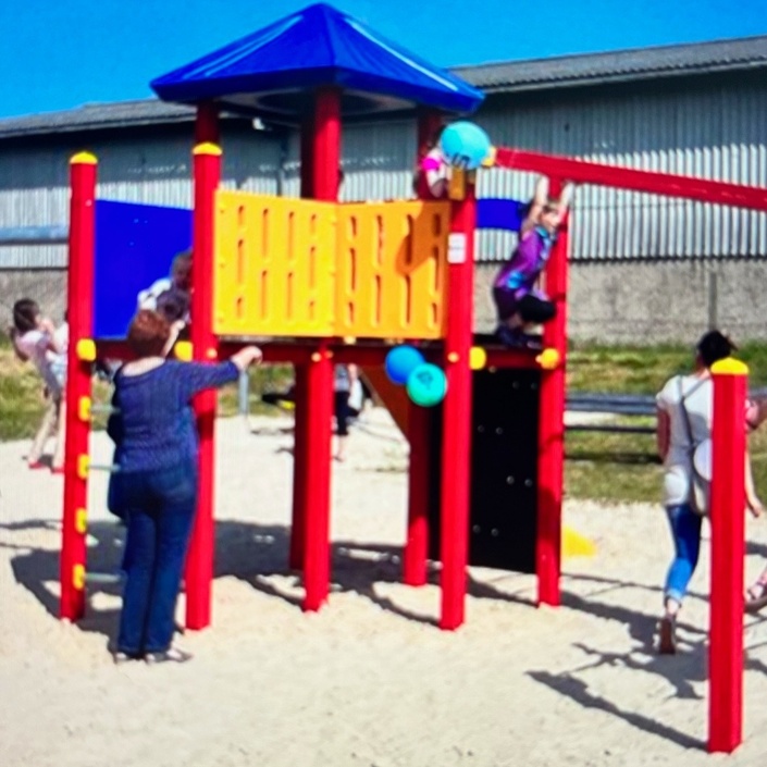 Spielturm mit geeignetem Fallschutzkies
