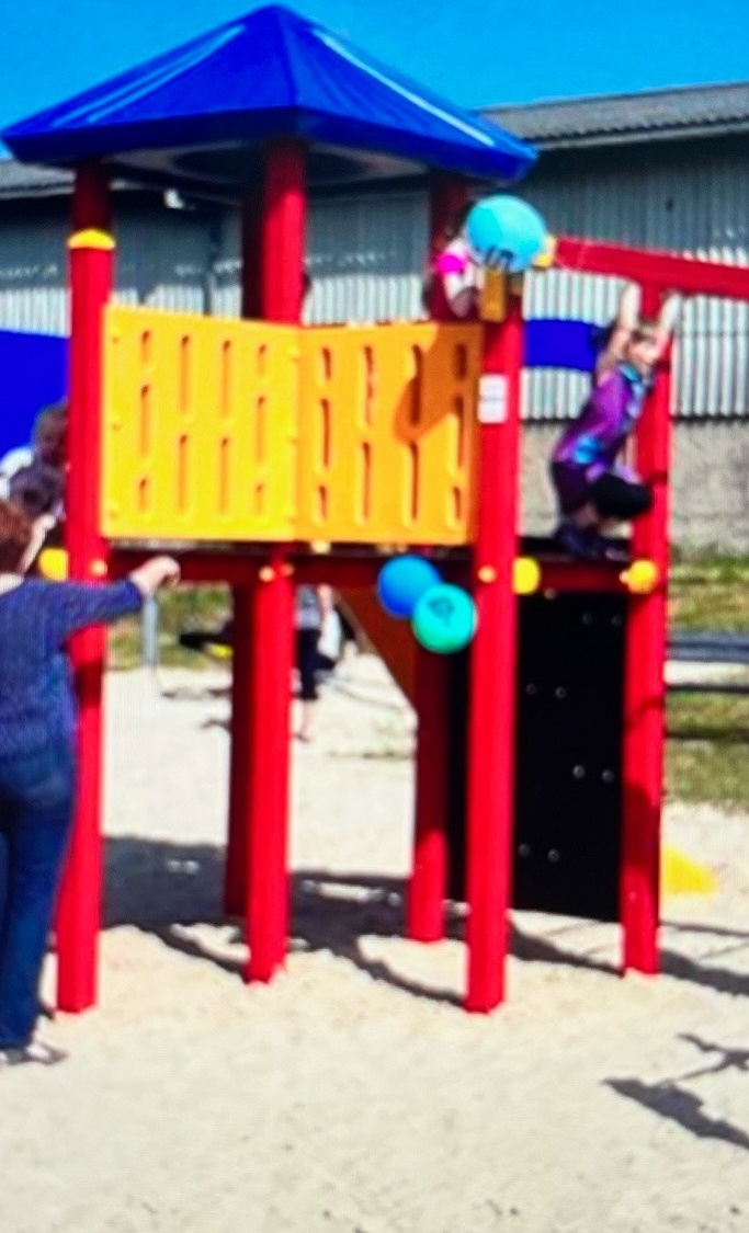 Spielturm mit geeignetem Fallschutzkies