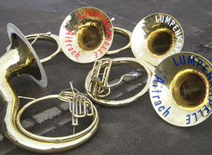 Neue Sousaphone für die Lumpenkapelle Aitrach