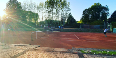 Allwetterplatz mit Flutlichtanlage