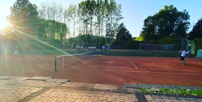 Allwetterplatz mit Flutlichtanlage