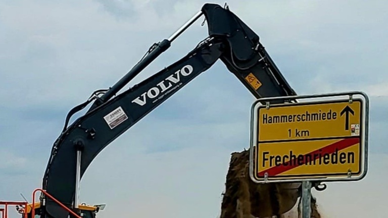 Fangzäune und Begrünung der neuen Fußballarena in Frechenrieden