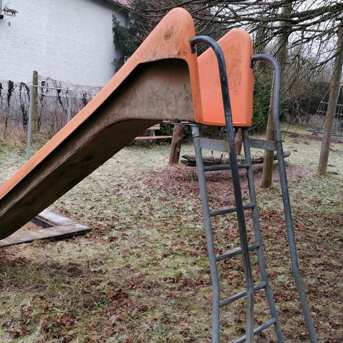 Neue Rutsche für unseren Spielplatz