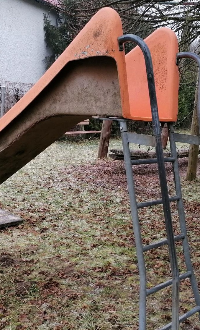 Neue Rutsche für unseren Spielplatz