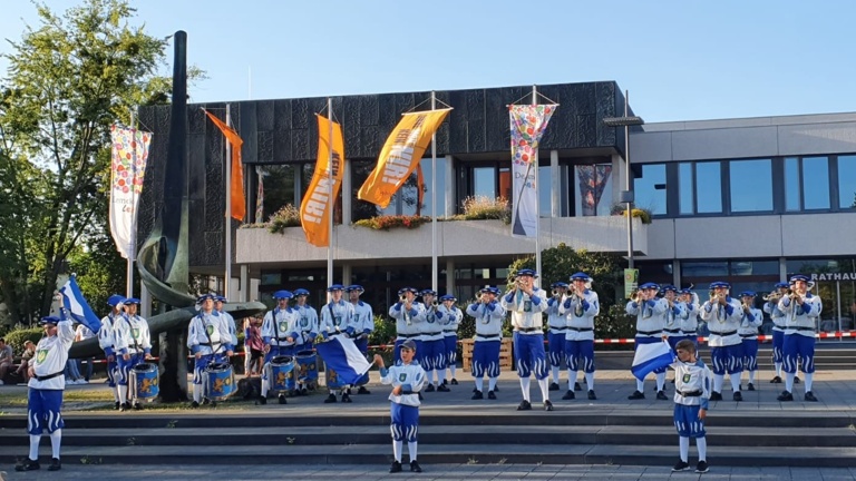 Neue Sommerblusen für den Fanfarenzug Löwen aus Baienfurt