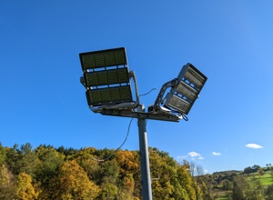 Umweltfreundliche Flutlichtanlage