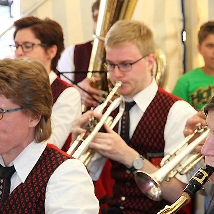 Neue Krawatten für die Uniform des Musikvereins