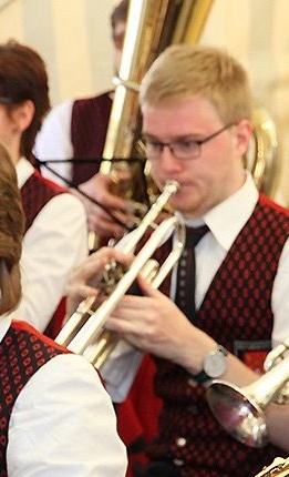 Neue Krawatten für die Uniform des Musikvereins