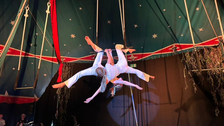 Spenden für ein neues Zirkuszelt, das Kinderträume fliegen lässt!