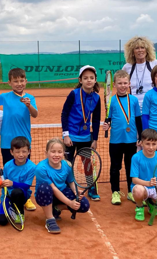 Neues Equipment für unseren Tennisnachwuchs