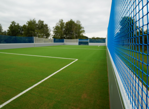Flutlichtanlage für den neuen Löwen-Käfig des FC Rastede
