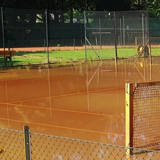 Automatisches Bewässerungssystem auf der Tennisanlage