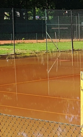 Automatisches Bewässerungssystem auf der Tennisanlage