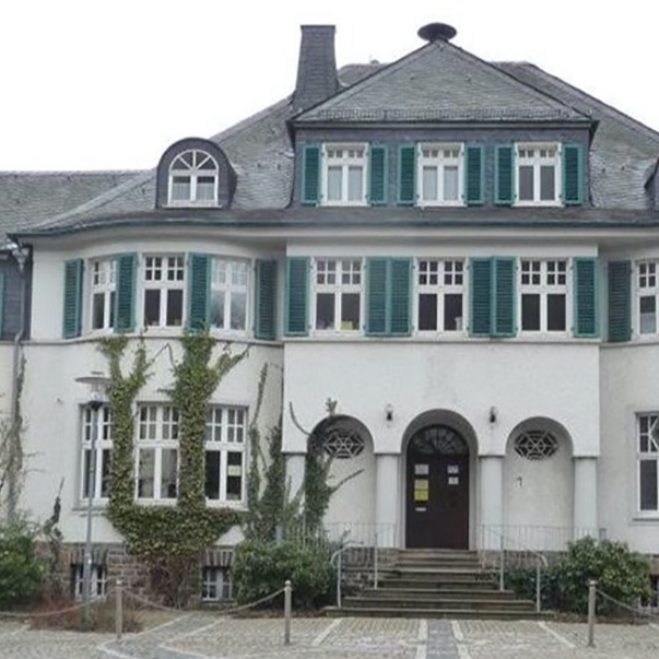 Barrierefrei ins alte Rathaus durch neuen Treppenlift