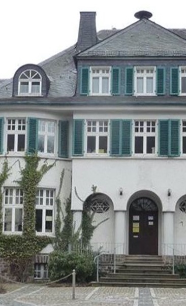 Barrierefrei ins alte Rathaus durch neuen Treppenlift