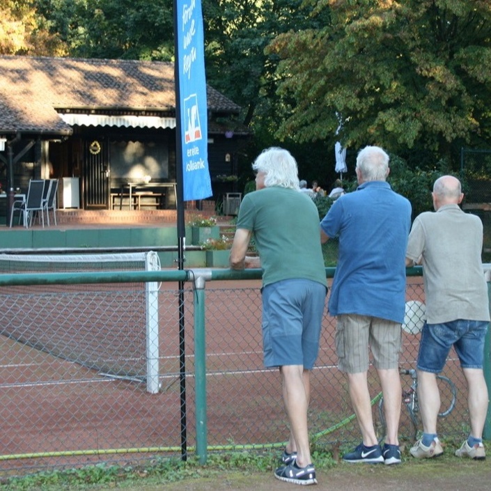 Zuschauerbänke für die Tennisplätze