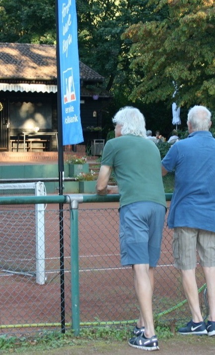 Zuschauerbänke für die Tennisplätze