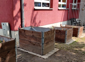Grünes Klassenzimmer ohne Sitzplätze an der KGS Straß
