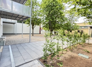 Trocken ans Ziel - überdachter Weg zwischen Sportzentrum und Tanzhalle
