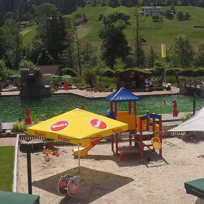 Erneuerung der Holzstege im Naturbad Mitteltal