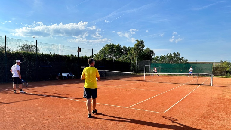 Umbau der Tennisplätze von Sandplätzen zu Allwetterplätzen