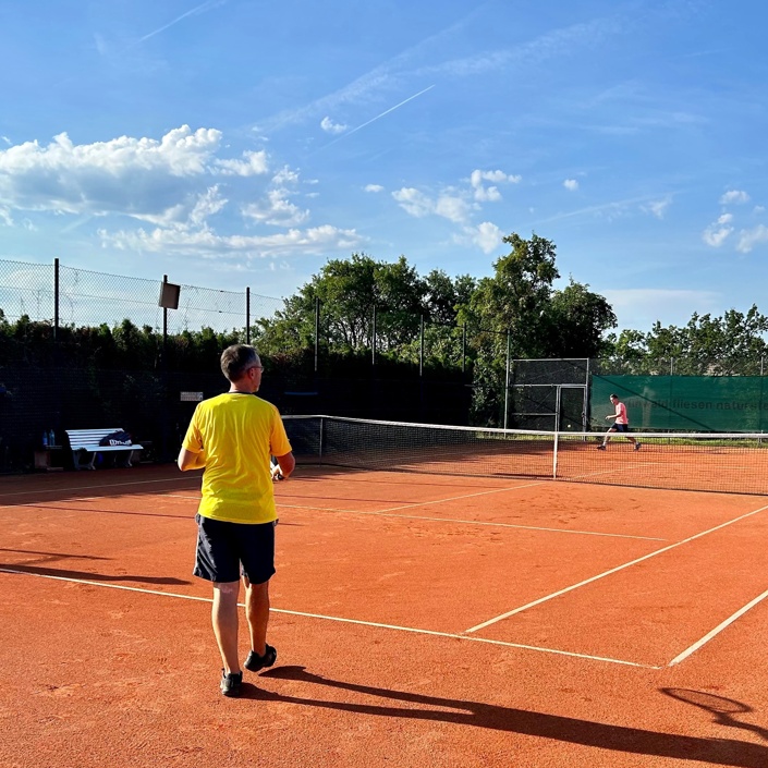 Umbau der Tennisplätze von Sandplätzen zu Allwetterplätzen