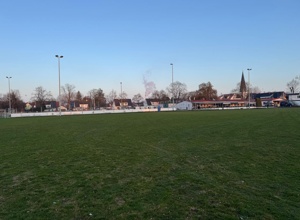 Das Hauptfeld des SV Hammerschmiede strahlt im neuen LED Flutlicht